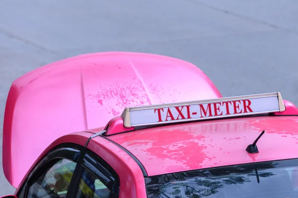 Pink taxi has broken on the road. — Stock Photo, Image