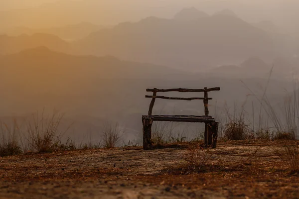 Banc en bois sur le sommet de la montagne avec belle ligne d'horizon . — Photo