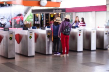 Bulanık halklar otomatik bilet makinasıyla tren istasyonunda.