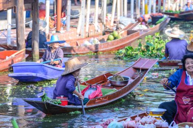 Samut Songkhram, Tayland - 27 Aralık 2015: Tanımlanamayan turist ve Samut Songkhram, Tayland Tha Kha Suüstü Pazarı, vintage gemilerde tüccar.
