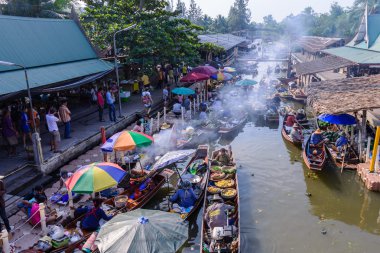 Samut Songkhram, Tayland - 27 Aralık 2015: Tanımlanamayan turist ve Samut Songkhram, Tayland Tha Kha Suüstü Pazarı, vintage gemilerde tüccar.