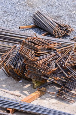İnşaat sahasında beton takviye için paslı demiri.