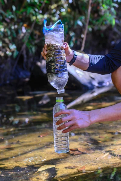 Proste naturalne wody filtrowanie użytkowania sprzęt odkryty camping. — Zdjęcie stockowe