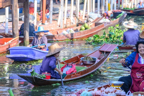 SAMUT SONGKHRAM, THAILAND - 2015 December 27: Unidentified tourists and merchants on vintage boats at Tha Kha Floating Market in Samut Songkhram, Thailand. — Stock Photo, Image