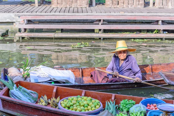 SAMUT SONGKHRAM, THAILAND - 2015 December 27: Unidentified merchants on vintage boats at Tha Kha Floating Market in Samut Songkhram, Thailand. — Stock Photo, Image