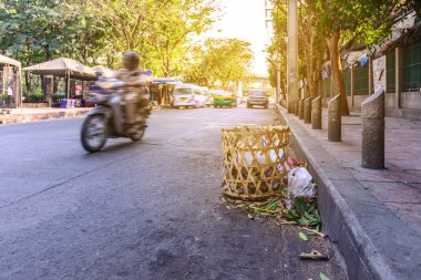 Bambu sepet kullanım için tutun çöp sokak.