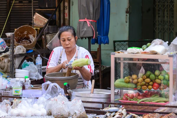 BANGKOK, THAILAND - 2016 February 09: Unidentified monger cooking Som Tum for selling at market in Bangkok, Som Tum or papaya salad is traditional Thai food. — Stock Photo, Image