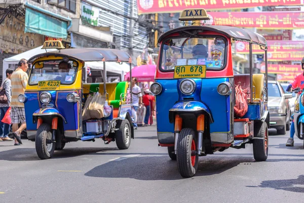 BANGKOK, TAILANDIA - 2016 febrero 09: Tuk Tuk no identificado son s —  Fotos de Stock