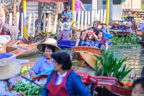 SAMUT SONGKHRAM, THAILAND - 2015 December 27: Unidentified tourists and merchants on vintage boats at Tha Kha Floating Market in Samut Songkhram, Thailand. — Stock Photo, Image