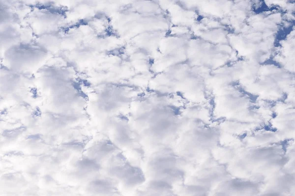 Blue sky i chmury użyty jako tło. — Zdjęcie stockowe