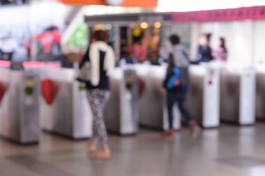 Bulanık halklar otomatik bilet makinasıyla tren istasyonunda.