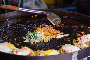 Tayland usulü erişte, yerel adı Pad Thai..