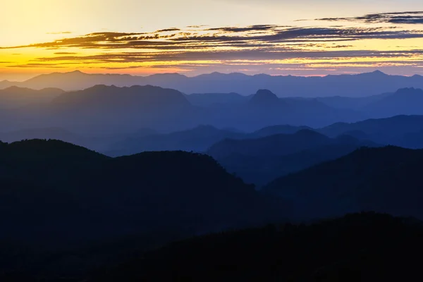 Belles couches de montagne avec brume et lumière du soleil . — Photo