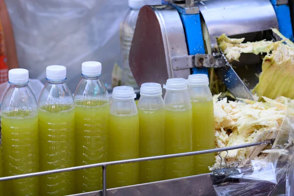 Tazelik kamışı suyu plastik şişe.
