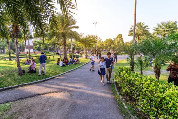 Bangkok, Tajlandia - 2016 14 lutego: Niezidentyfikowanych ludzi relaksujące Chatuchak Park, parku w pobliżu weekend market w Bangkok, Tajlandia. — Zdjęcie stockowe