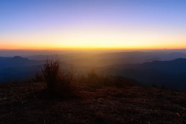 Hermosas Capas Montaña Con Niebla Luz Solar — Foto de Stock
