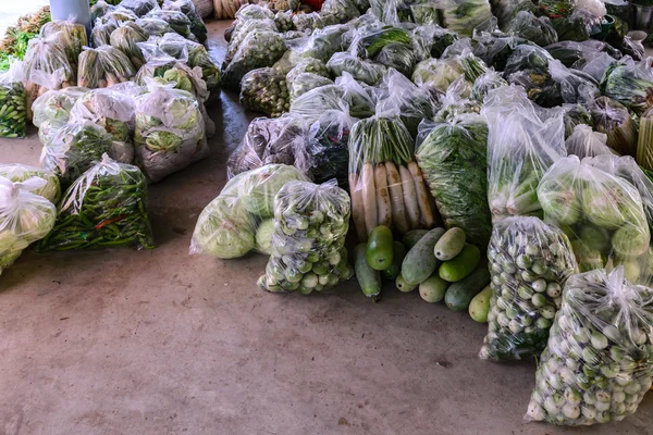 Sebzeler pazarda satmak için plastik torba. — Stok fotoğraf