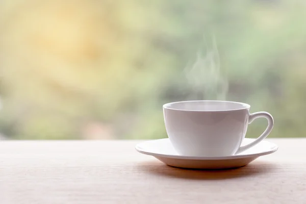 Americano Caliente Café Negro Taza Blanca Sobre Mesa Madera Imágenes de stock libres de derechos