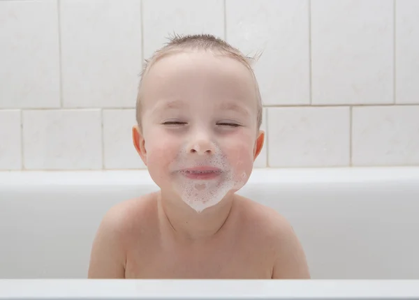 Kind in Badewanne — Stockfoto