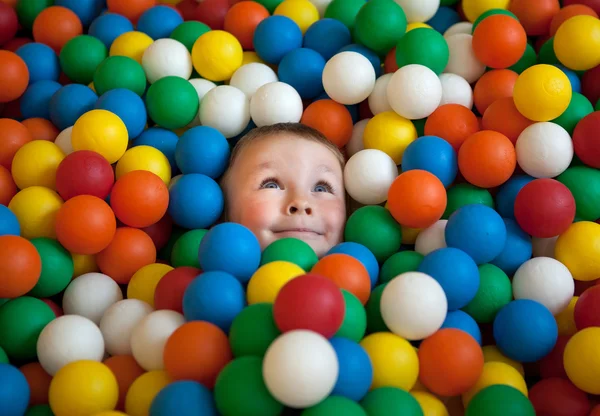 Los niños juegan con una pelota —  Fotos de Stock