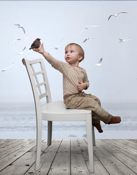 Ребёнок и птица — стоковое фото