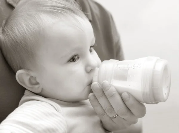 Bebê beber leite — Fotografia de Stock