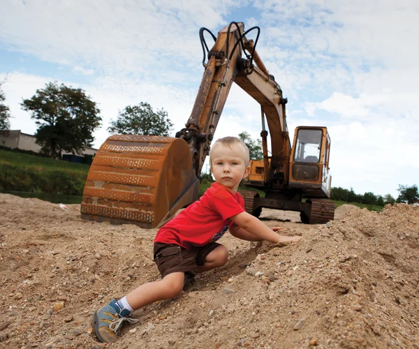 Menino e escavadora — Fotografia de Stock