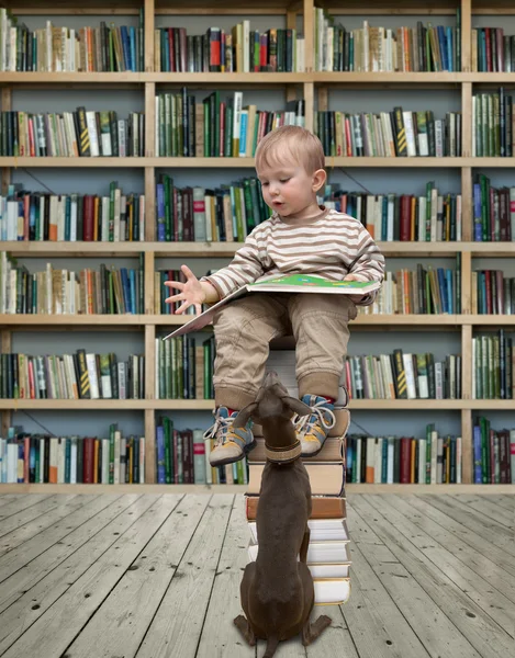 Small reader and dog — Stock Photo, Image