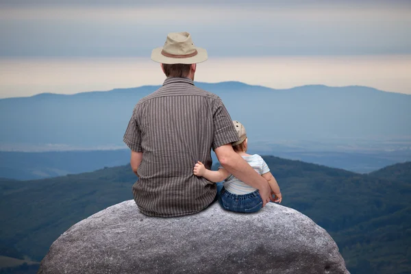 Ο πατέρας και ο μικρός γιος στα βουνά — Φωτογραφία Αρχείου
