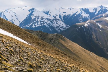 Dağ tepesi yolu panoramik manzara. Ulusal park çevre ekolojisi konseptinin tadını çıkarıyorum. Fotokopi alanı olan fotoğraf. Kafkas 'ın Manzaralı Görüntüsü. Doğada solace
