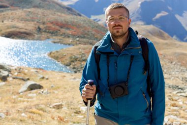 Sağlıklı yaşam tarzı tasarımı için açık havada moda hipster portresi. Blogcu fotoğrafçı ya da kameralı video blogcu. Alplerdeki tek başına turist