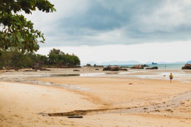 Boş Asya Tayland plajları, az sayıda gezgin ve turist. New Normal döneminde yaz tatili konsepti. Gök gürültülü bir yaz doğa fotoğrafı. Boşluğu kopyala