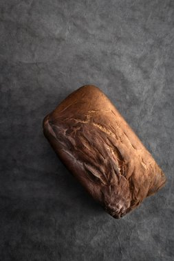 Koyu yiyecek fotoğrafçılığı, pişmiş ekmek, kahverengi ve siyah. Huysuz sabah yemeği.