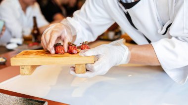 Japon Omakase yemeği: Yaşlanan Çiğ Akami Ton Balığı Suşi, dilimlenmiş trüf mantarı ile taş tabakta servis edilir. Japon geleneksel ve lüks yemeği.