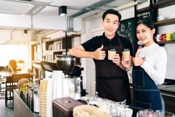 Giovane Proprietario Caffè Barista Maschile Femminile Piedi All Interno Del — Foto Stock