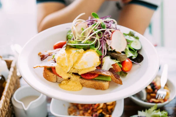 Eggs Benedict Served Toast Crispy Bacon Asparagus Sliced Tomato Rocket — Stock Photo, Image