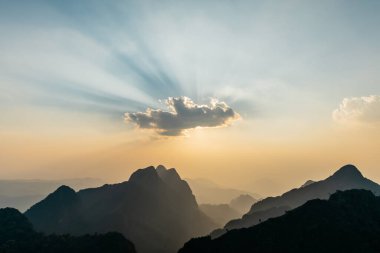 Doi Luang 'ın, Chiang Dao' nun, Chiang Mai 'nin, Tayland' ın günbatımına yakın, güneş ışığı ve alacakaranlıkla kaplı dağların manzarası. Zirveden fotoğraf çekiyoruz..