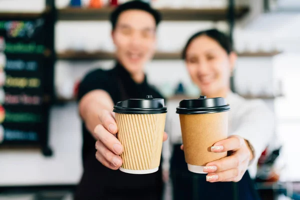 Barista Maschio Femmina Che Serve Caffè Tazze Usa Getta Carta — Foto Stock