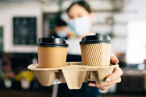 Donna Barista Indossa Una Maschera Viso Che Serve Caffè Tazze — Foto Stock