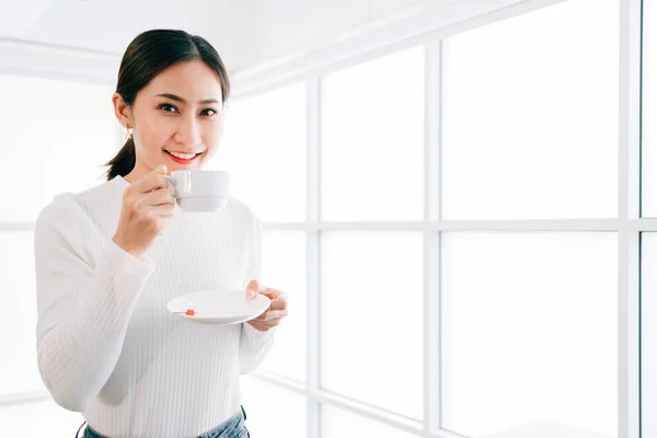 Eine Junge Hübsche Asiatin Pullover Trinkt Einen Heißen Kaffee Einer — Stockfoto