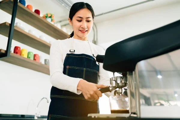 Una Barista Asiatica Che Usa Una Macchina Caffè Nella Caffetteria — Foto Stock