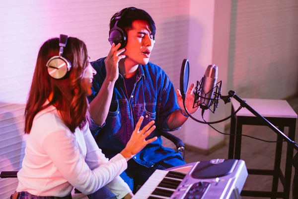 Азіатський Чоловік Вокалістка Співають Студії Репетиції Виконання Показ Музичному Бізнесі — стокове фото