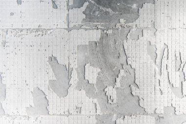 Beton duvar dokusu, yenilenmeden önce kiremitleri söktükten sonra sert yapıştırıcı desenli alçı desen yüzeyi. Ev geliştirme ve yenileme işleri.