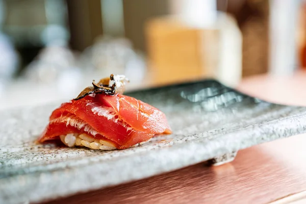 Японська Страва Omakase Старіння Raw Akami Tuna Sushi Додає Нарізаний — стокове фото