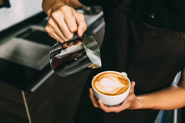 Immagine Ritagliata Giovane Barista Maschio Che Versa Latte Caldo Nel — Foto Stock