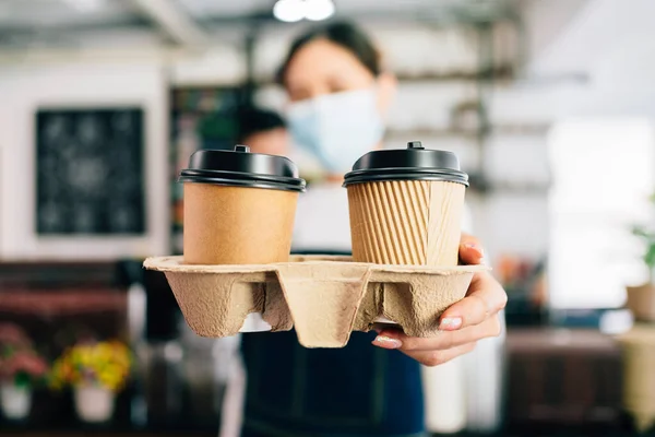 Donna Barista Indossa Una Maschera Viso Che Serve Caffè Tazze — Foto Stock