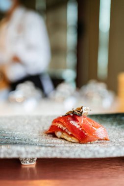 Japon Omakase yemeği: Yaşlanan Çiğ Akami Ton Balığı Suşi, dilimlenmiş trüf mantarı ile taş tabakta servis edilir. Japon geleneksel ve lüks yemeği.