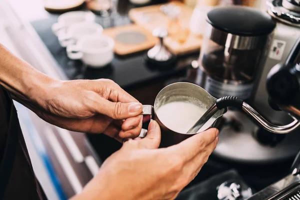 Primo Piano Barista Mani Schiuma Latte Caldo Una Macchina Caffè — Foto Stock