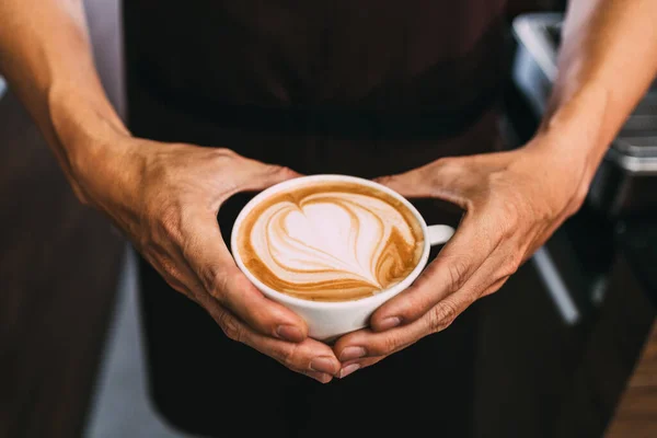 Manos Baristas Sosteniendo Una Taza Arte Latte Caliente Forma Corazón —  Fotos de Stock