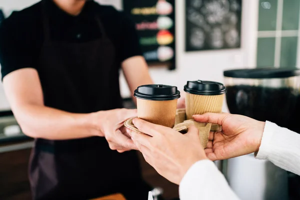 Barista Maschile Che Serve Caffè Tazze Usa Getta Carta Asporto — Foto Stock